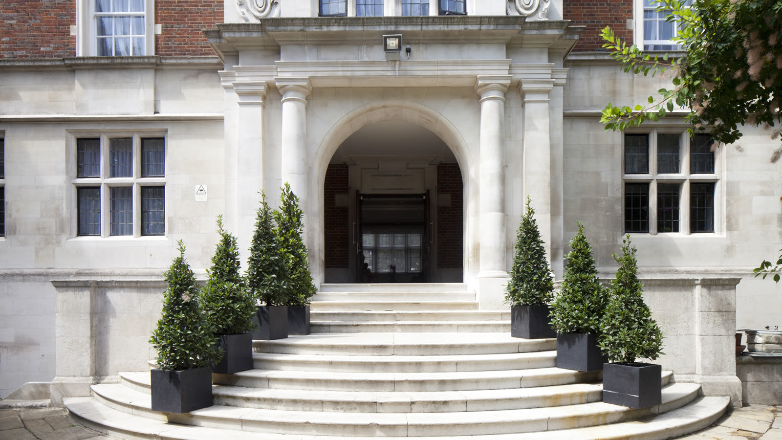 Wellington Hotel By Blue Orchid London Exterior photo
